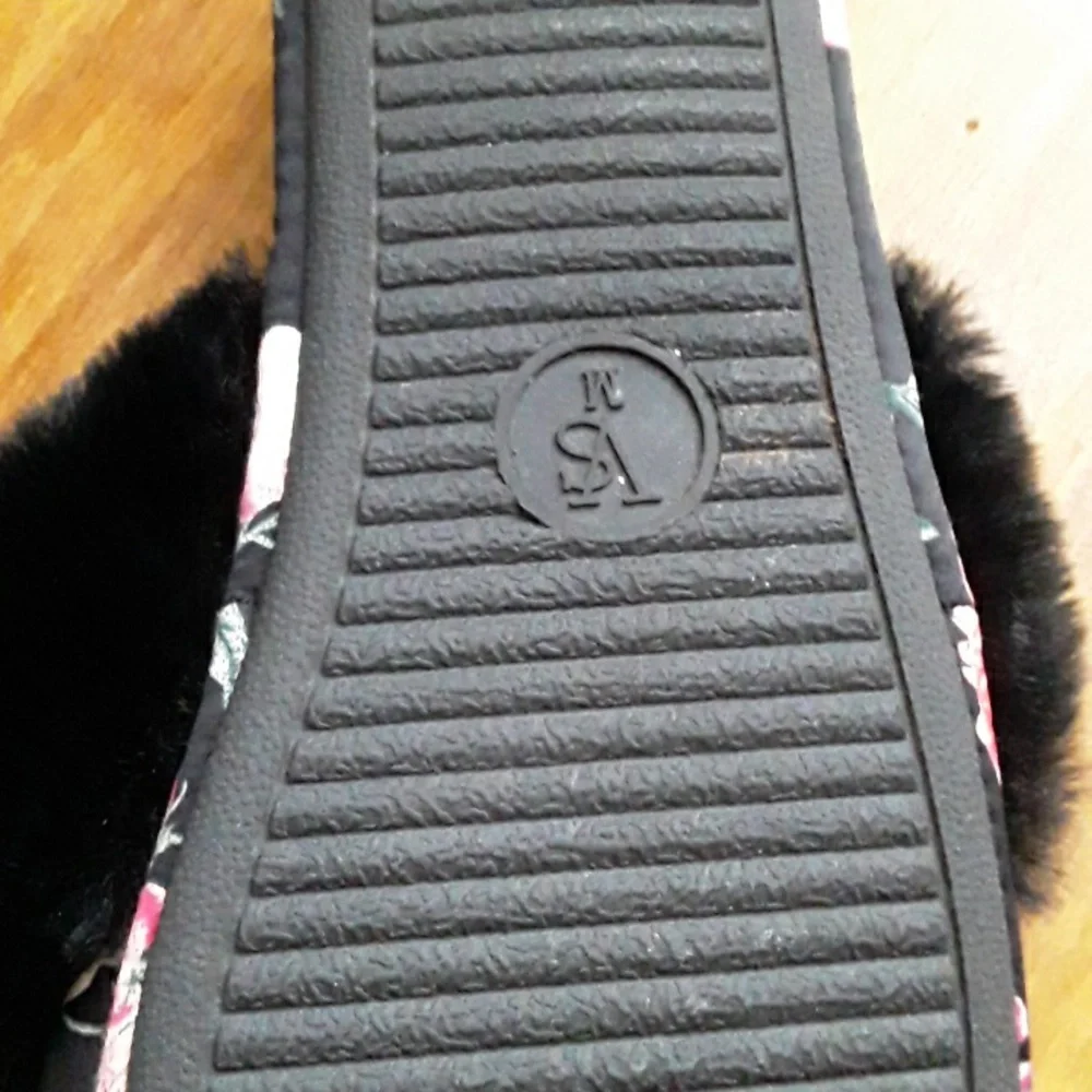 Victoria's Secret, ladies slippers - Picture 3 of 6